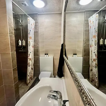 Barneys Hostal *