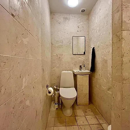 Barneys Hostal *
