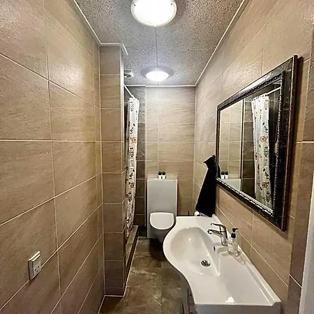 Barneys Hostal *